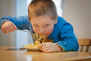 Kinder essen gern Spaghetti